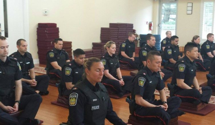 policiais praticam meditação mindfulness