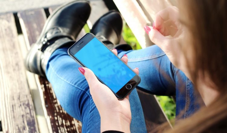 Mindfulness e tecnologia - Mulher usando aplicativos no celular